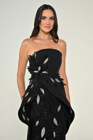 Straplez Çiçek Aksesuralı Payetli Asimetrik Kesim Krep Uzun Elbise