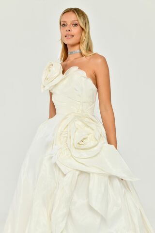 Straplez Tüy Aksesuarlı Prenses Parlak Kumaş Uzun Elbise Beyaz - 36