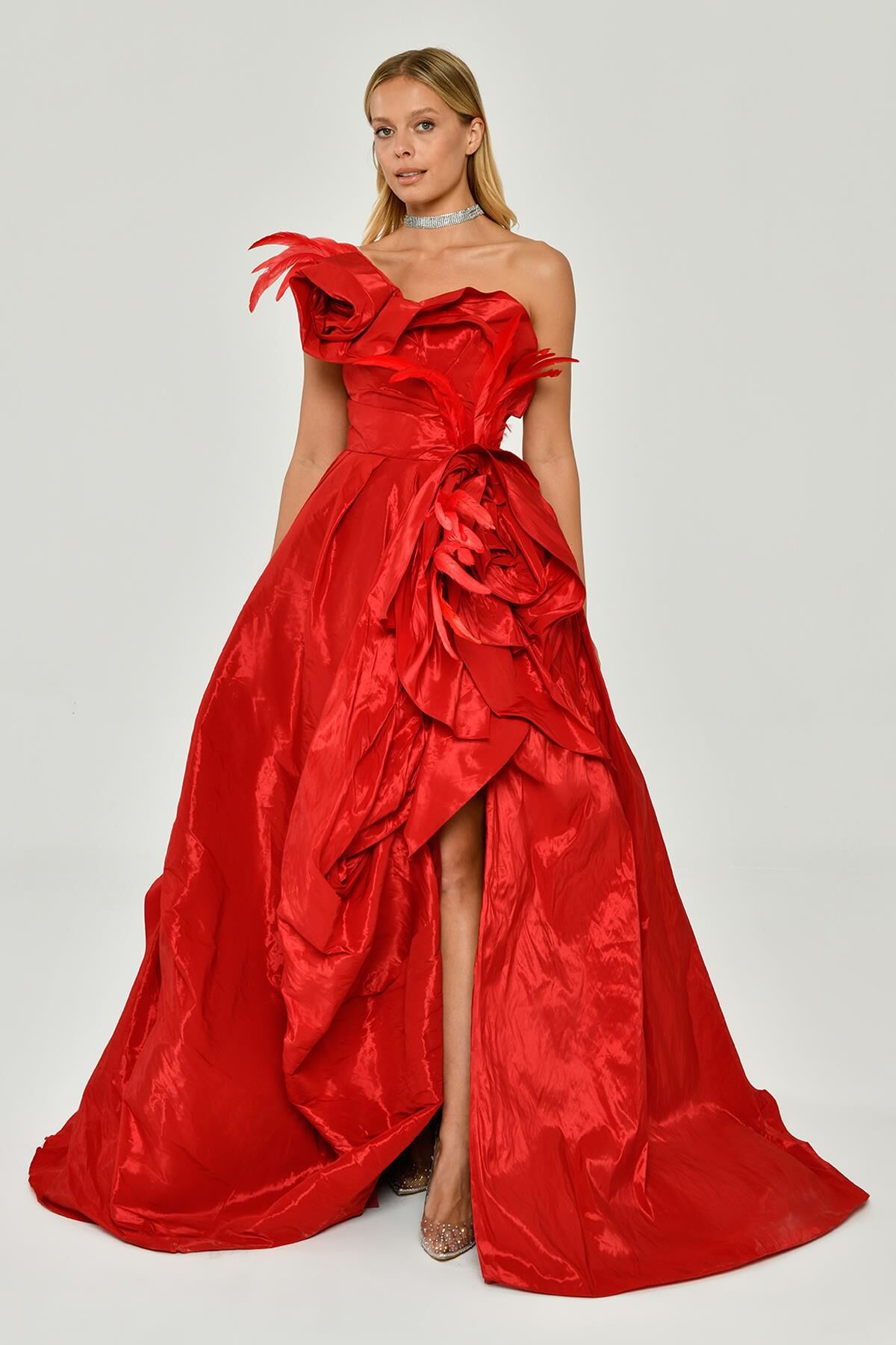 Straplez Tüy Aksesuarlı Prenses Parlak Kumaş Uzun Elbise Kırmızı - 38