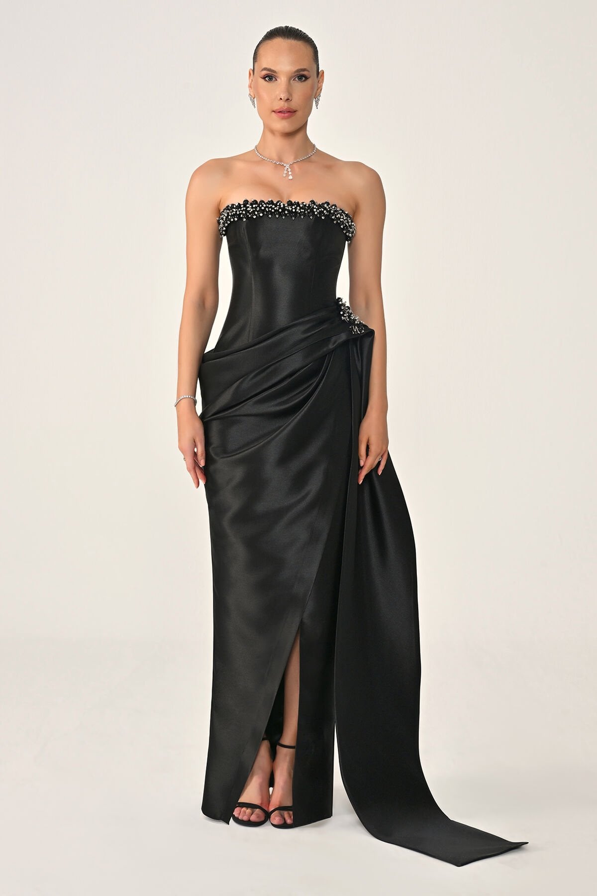 Straplez Boncuklu Yandan Kuyruklu Ziberlin Kumaş Uzun Elbise