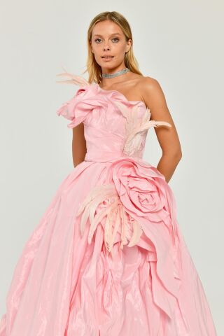 Straplez Tüy Aksesuarlı Prenses Parlak Kumaş Uzun Elbise Pembe - 40