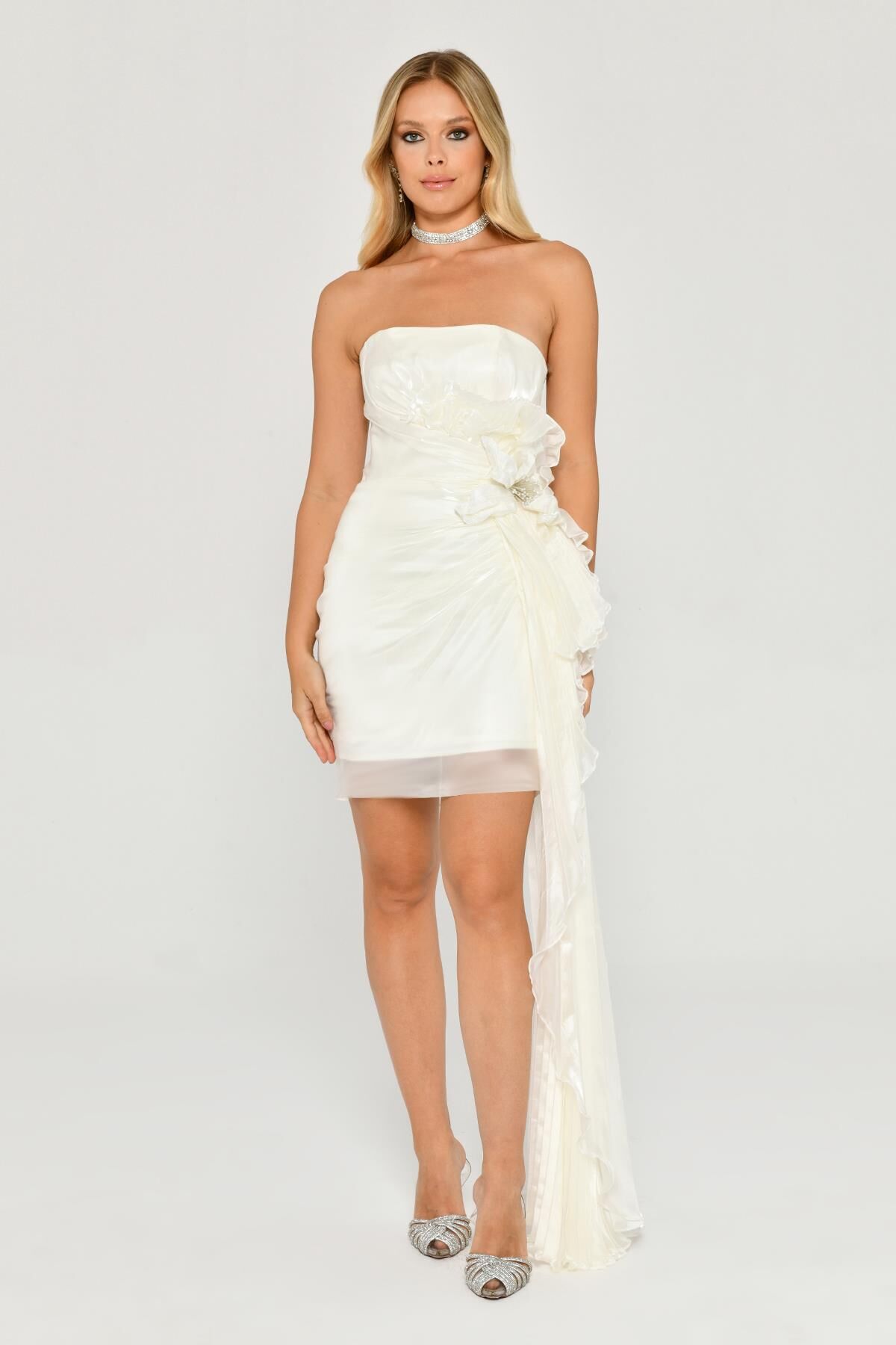Straplez Büzgülü Çiçek Aksesuarlı Kuyruklu Kısa Elbise Beyaz - 36