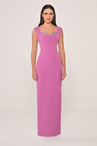 Göğüsü Aksesuarlı Dar Kesim Krep Uzun Elbise