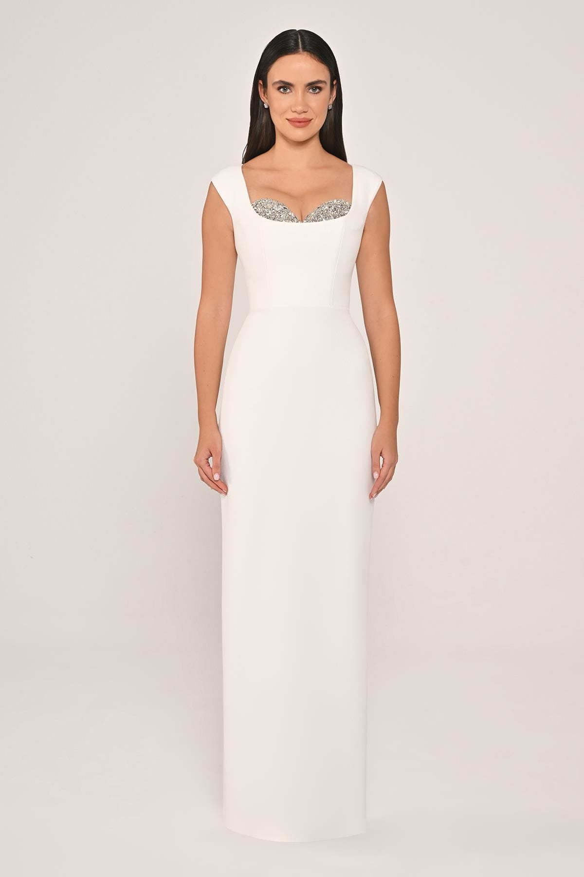 Göğüsü Aksesuarlı Dar Kesim Krep Uzun Elbise