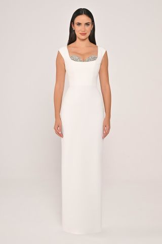 Göğüsü Aksesuarlı Dar Kesim Krep Uzun Elbise