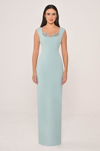 Göğüsü Aksesuarlı Dar Kesim Krep Uzun Elbise