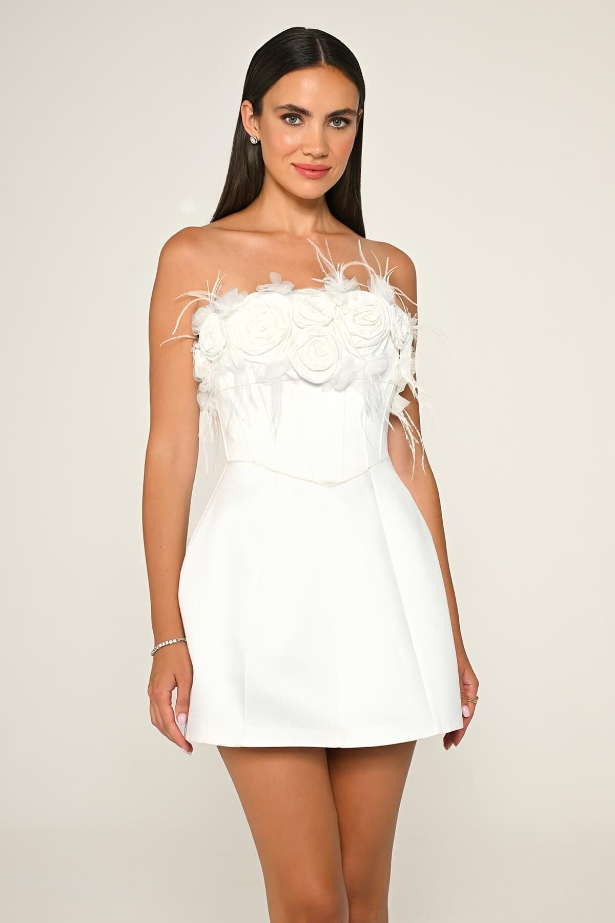 Straplez Üst Çiçek Aksesuarlı Mat Saten Kısa Elbise