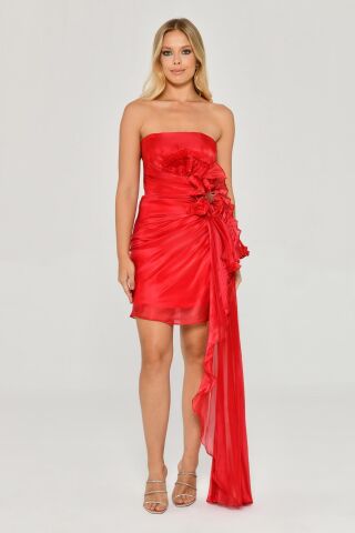 Straplez Büzgülü Çiçek Aksesuarlı Kuyruklu Kısa Elbise Kırmızı - 42