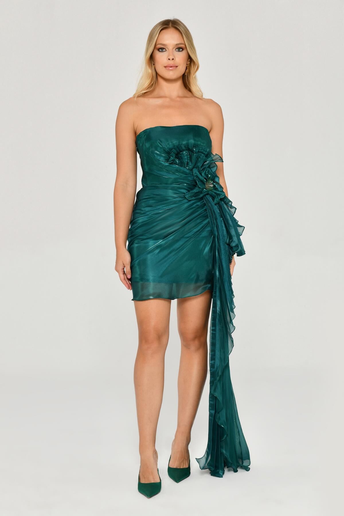 Straplez Büzgülü Çiçek Aksesuarlı Kuyruklu Kısa Elbise ZÜMRÜT - 36