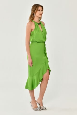 Boyundan Aksesuarlı Kolsuz Yırtmaçlı Saten Midi Elbise