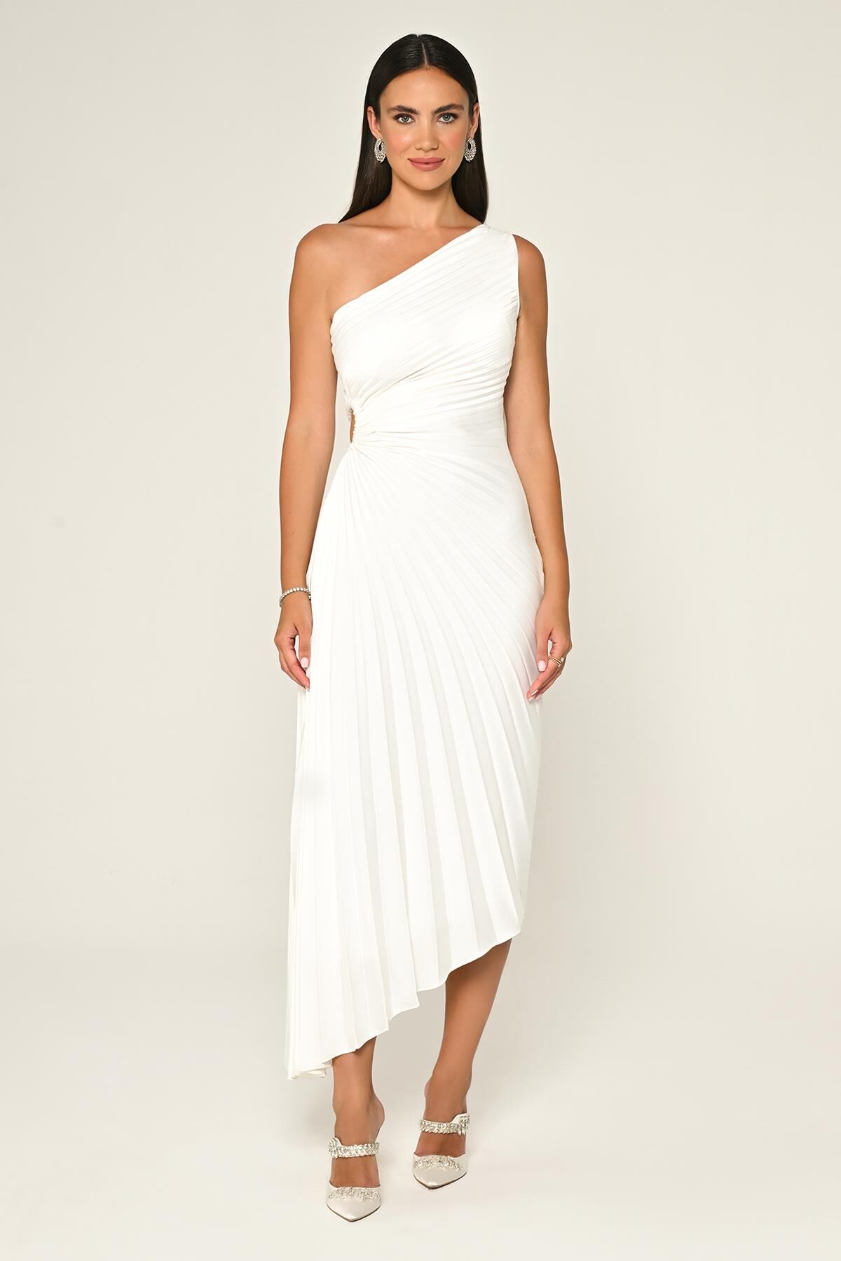 Tek Omuz Beli Pencere Detaylı Pliseli Saten Asimetrik Kesim Midi Elbise Beyaz - 40