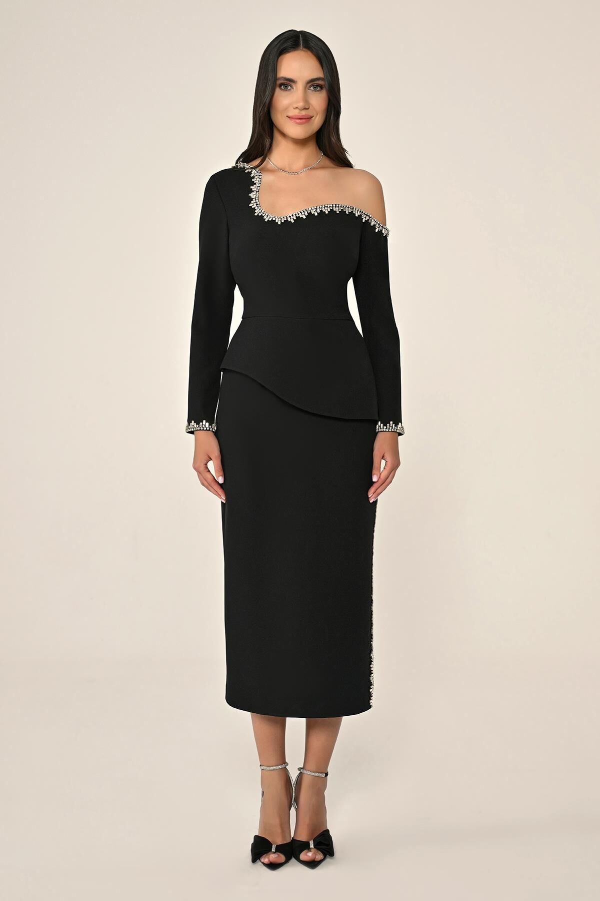 Üstü Asimetrik Kesim Taşlı Krep Midi Elbise