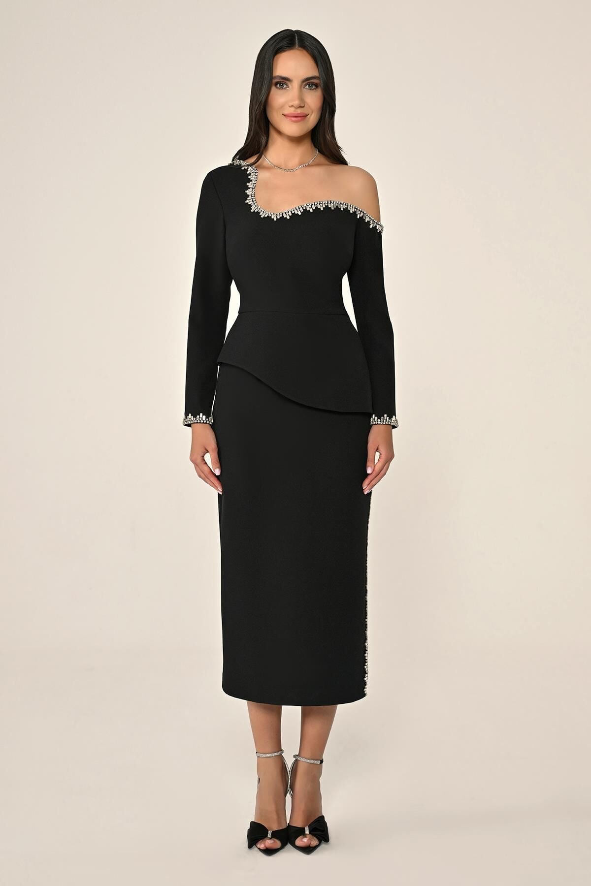 Üstü Asimetrik Kesim Taşlı Krep Midi Elbise