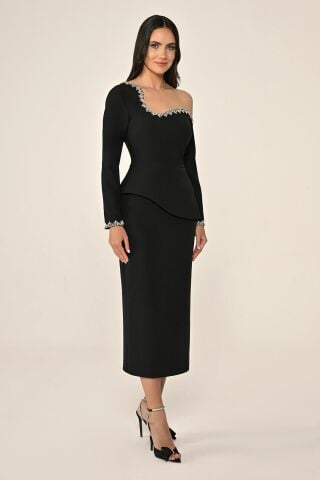 Üstü Asimetrik Kesim Taşlı Krep Midi Elbise