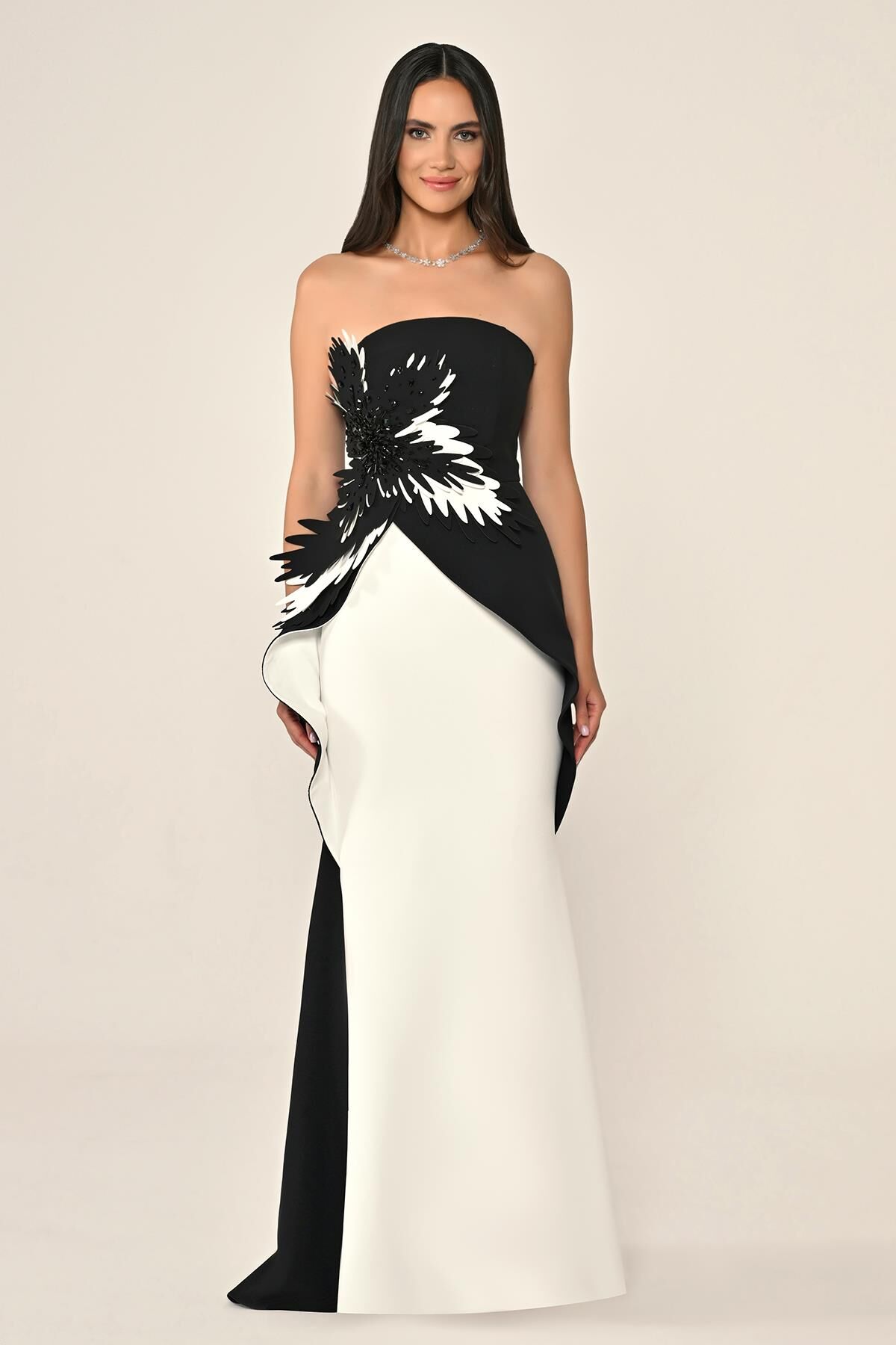 Straplez Çiçek Aksesuarlı Uzun Elbise