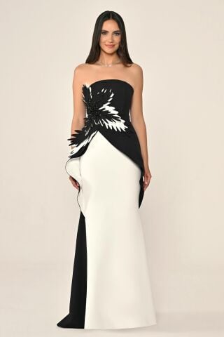 Straplez Çiçek Aksesuarlı Uzun Elbise