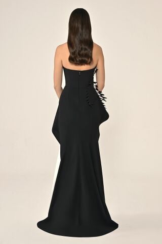 Straplez Çiçek Aksesuarlı Uzun Elbise