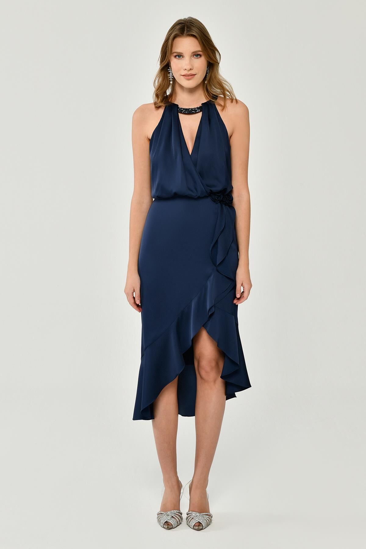 Boyundan Aksesuarlı Kolsuz Yırtmaçlı Saten Midi Elbise Lacivert - 46