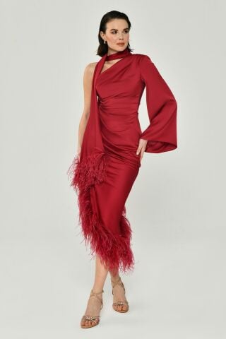 Tek Kol Boyundan Şallı Tüy Aksesuarlı Saten Midi Elbise