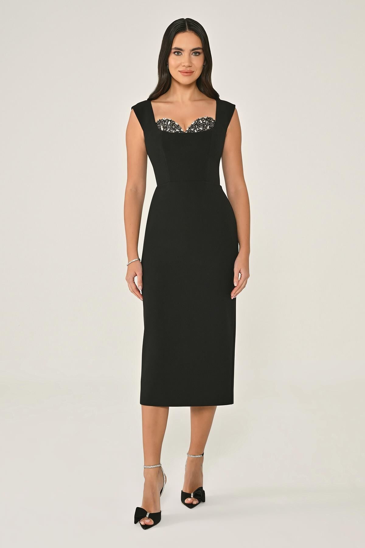 Göğsü Aksesuarlı Krep Midi Elbise