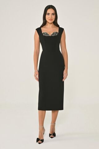 Göğsü Aksesuarlı Krep Midi Elbise