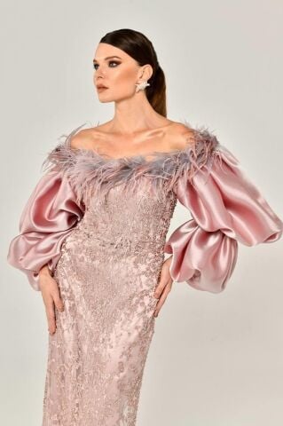 Langes Kleid mit Ballonärmeln und Federn, Perlenbesatz, Stoff, Rosa – 38