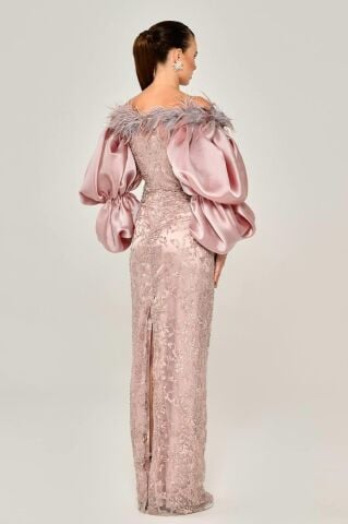 Langes Kleid mit Ballonärmeln und Federn, Perlenbesatz, Stoff, Rosa – 38