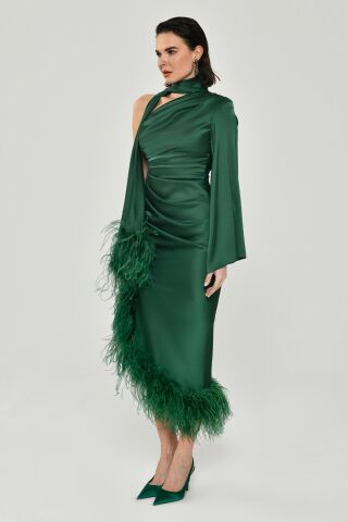 Tek Kol Boyundan Şallı Tüy Aksesuarlı Saten Midi Elbise Yeşil - 42