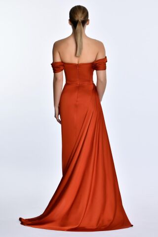 Düşük Omuz Yandan Yırtmaçlı Saten Uzun Elbise Tarçın - 36