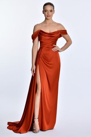 Schulterfreies langes Satinkleid mit Seitenschlitz, Zimt – 36