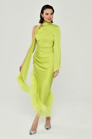 Tek Kol Boyundan Şallı Tüy Aksesuarlı Saten Midi Elbise ELMA YEŞİLİ - 36
