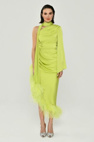 Tek Kol Boyundan Şallı Tüy Aksesuarlı Saten Midi Elbise ELMA YEŞİLİ - 36