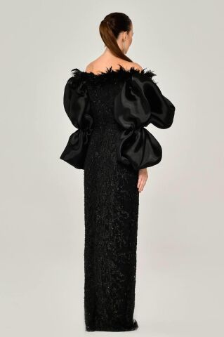 Langes Kleid mit Ballonärmeln und Federn, Perlenbesatz, Stoff, Schwarz – 40