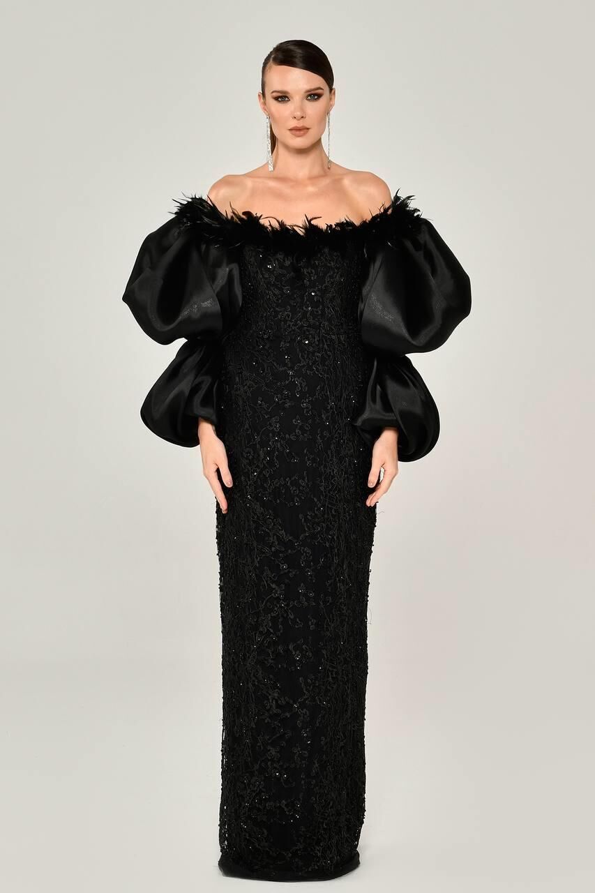 Langes Kleid mit Ballonärmeln und Federn, Perlenbesatz, Stoff, Schwarz – 40