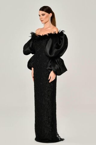 Langes Kleid mit Ballonärmeln und Federn, Perlenbesatz, Stoff, Schwarz – 40