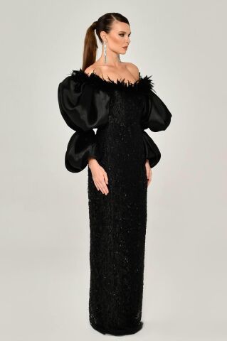 Langes Kleid mit Ballonärmeln und Federn, Perlenbesatz, Stoff, Schwarz – 40