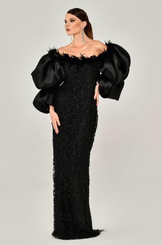 Langes Kleid mit Ballonärmeln und Federn, Perlenbesatz, Stoff, Schwarz – 40