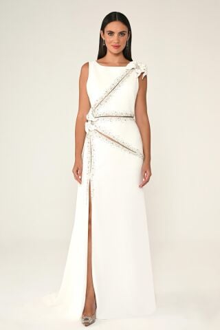 Çiçek ve Taş Aksesuarlı Yırtmaçlı Şallı Uzun Elbise