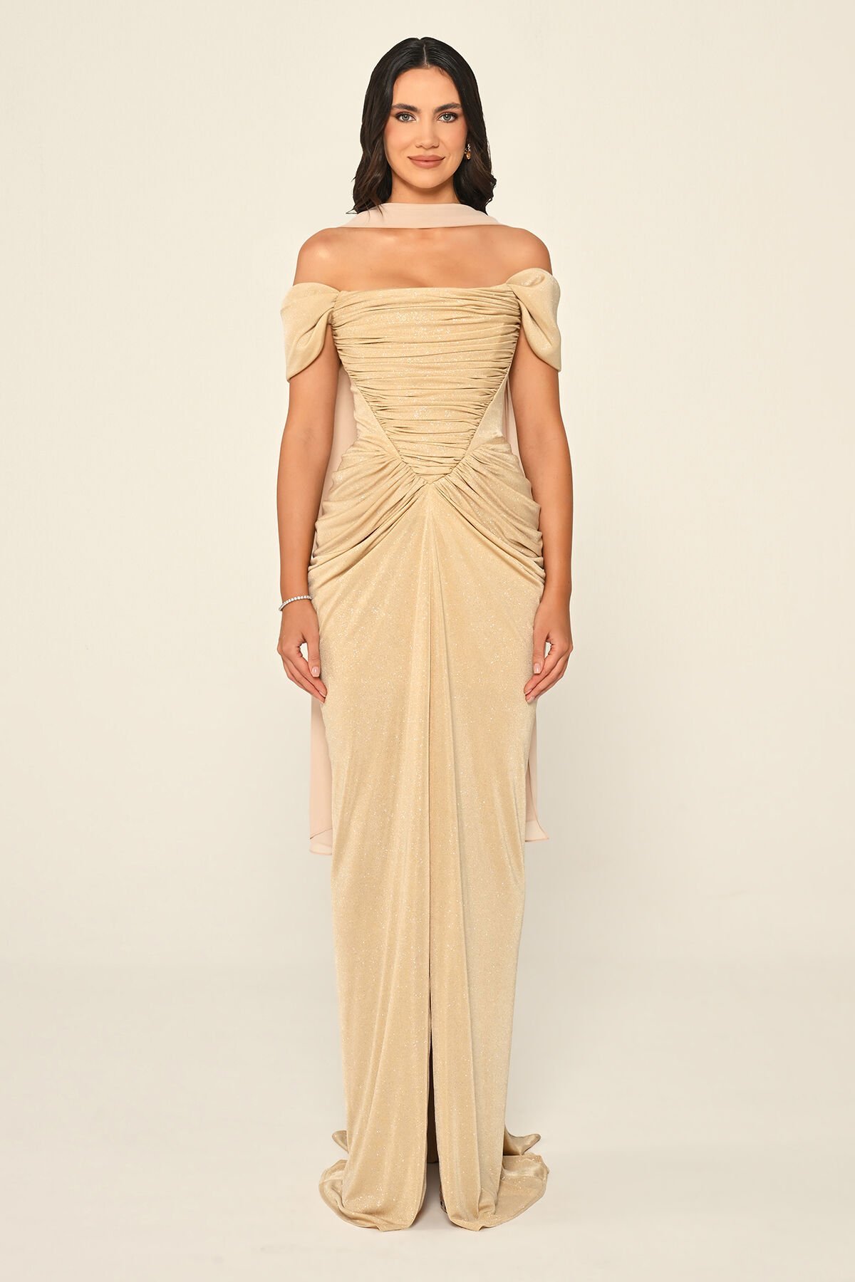 Düşük Kol Drapeli Önden Yırtmaçlı Simli Kumaş Uzun Elbise