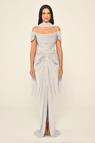 Düşük Kol Drapeli Önden Yırtmaçlı Simli Kumaş Uzun Elbise