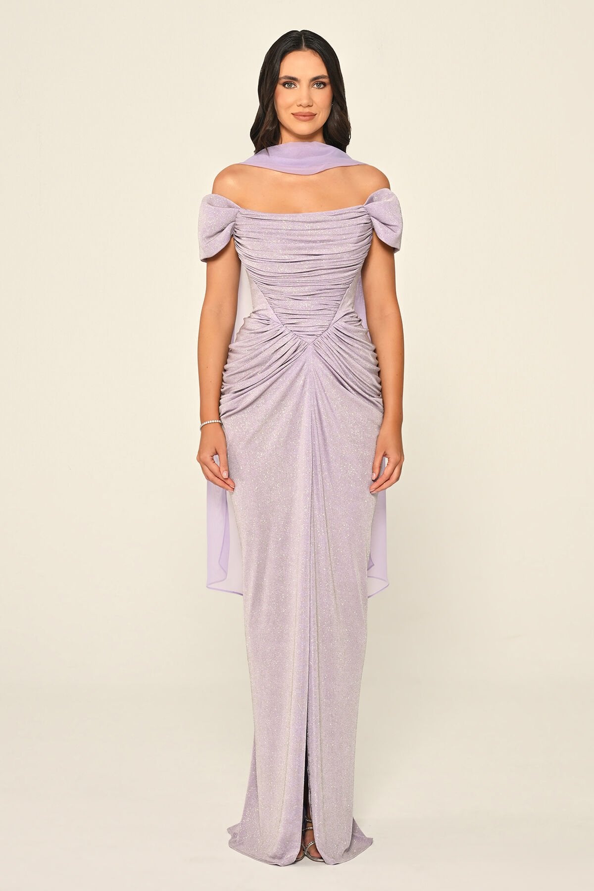 Düşük Kol Drapeli Önden Yırtmaçlı Simli Kumaş Uzun Elbise