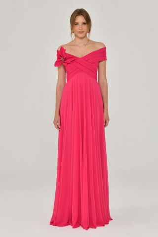 Düşük Omuz Çiçek Aksesuarlı Şifon Uzun Elbise Fuşya - 42