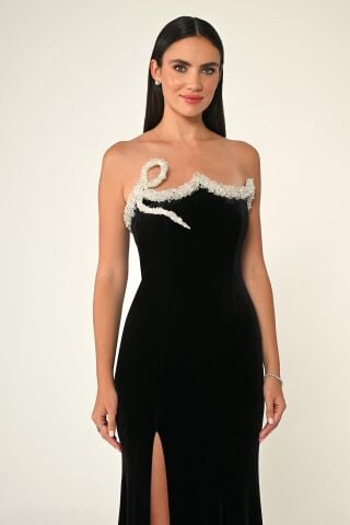 Straplez Göğüs Aksesuarlı Kadife Uzun Elbise