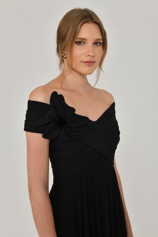 Düşük Omuz Çiçek Aksesuarlı Şifon Uzun Elbise Siyah - 38