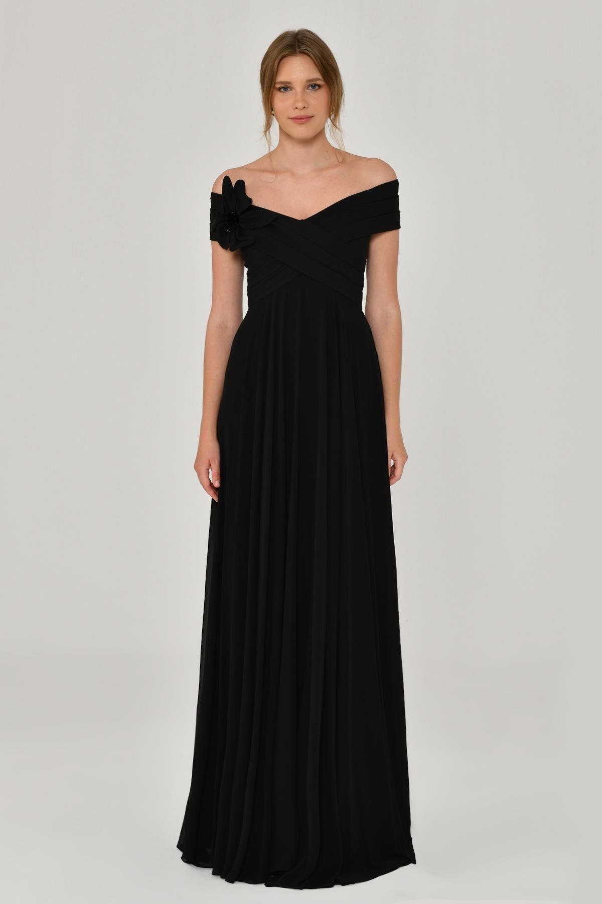 Düşük Omuz Çiçek Aksesuarlı Şifon Uzun Elbise Siyah - 40