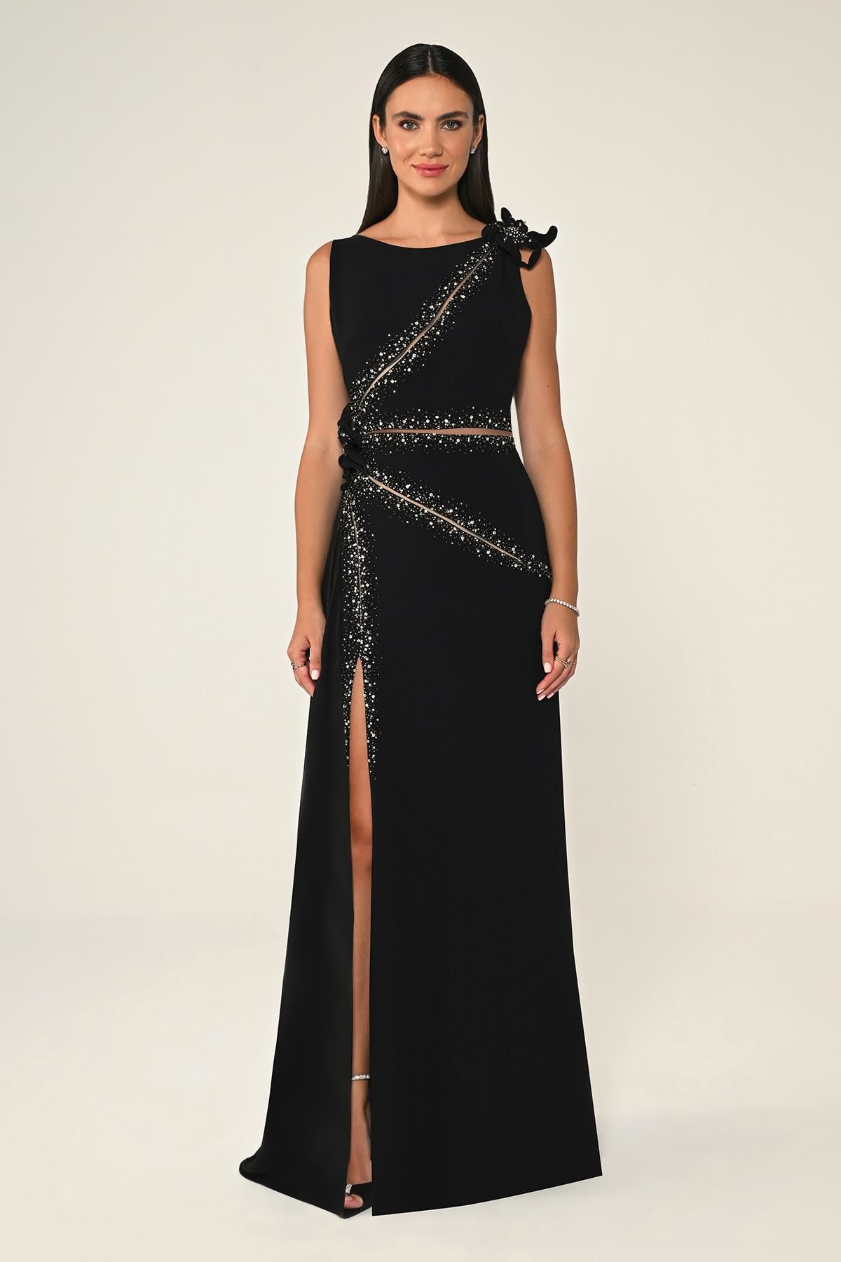 Blumen- und Stein-Accessoire, geschlitztes Schalkleid, langes Kleid, Schwarz – 46