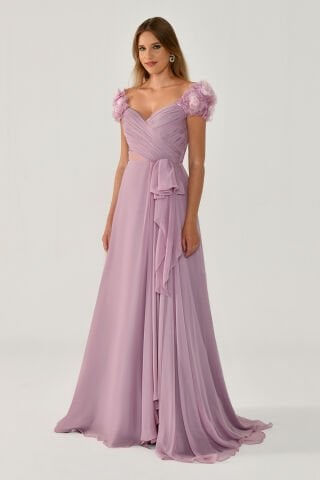 Kalp Göğüs Çiçek Aksesuarlı Yırtmaçlı Şifon Uzun Elbise