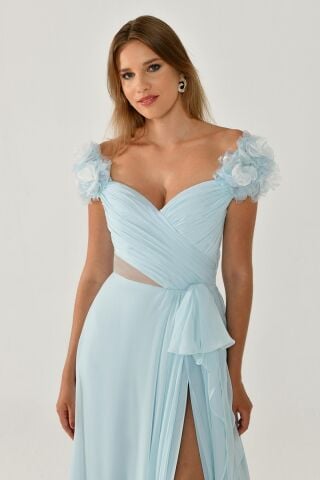 Kalp Göğüs Çiçek Aksesuarlı Yırtmaçlı Şifon Uzun Elbise