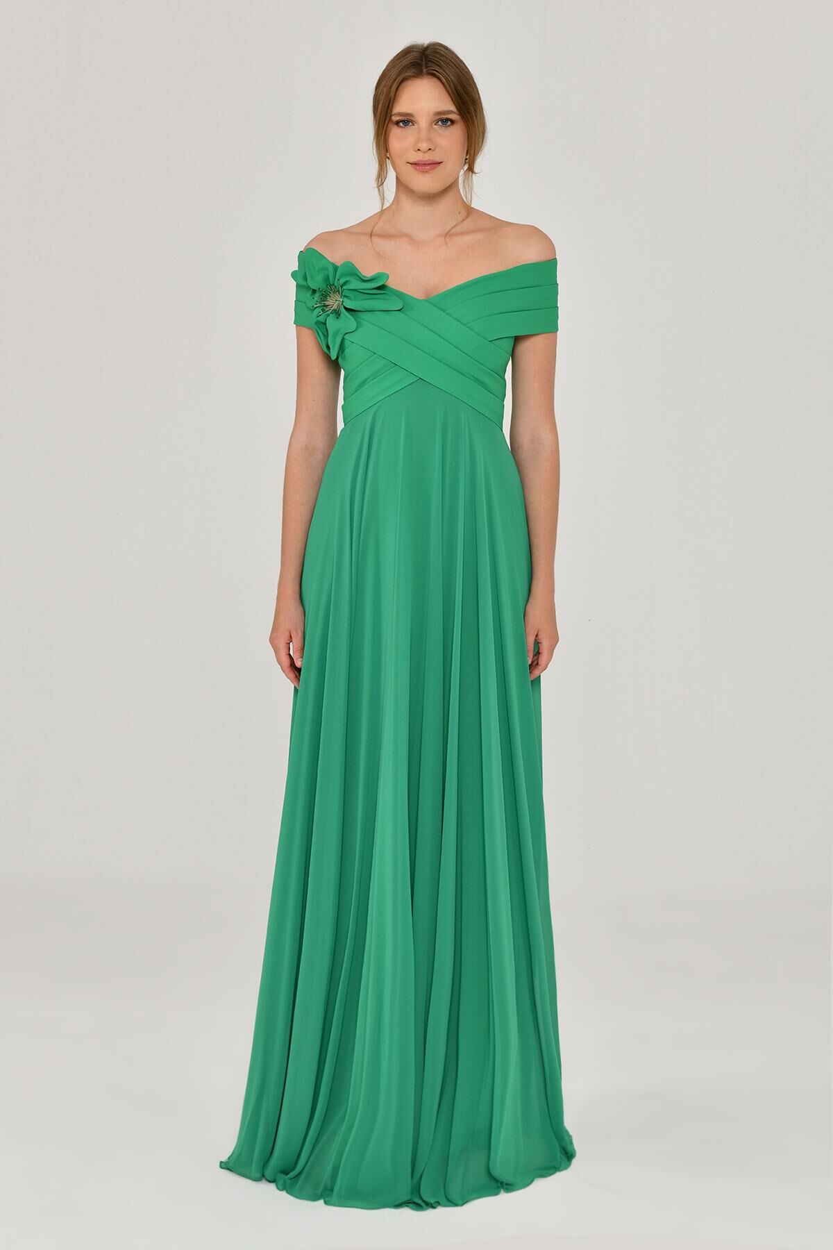 Düşük Omuz Çiçek Aksesuarlı Şifon Uzun Elbise Yeşil - 42
