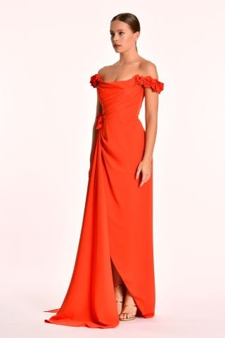 Düşük Omuz Önden Yırtmaçlı Kuyruklu Saten Uzun Elbise